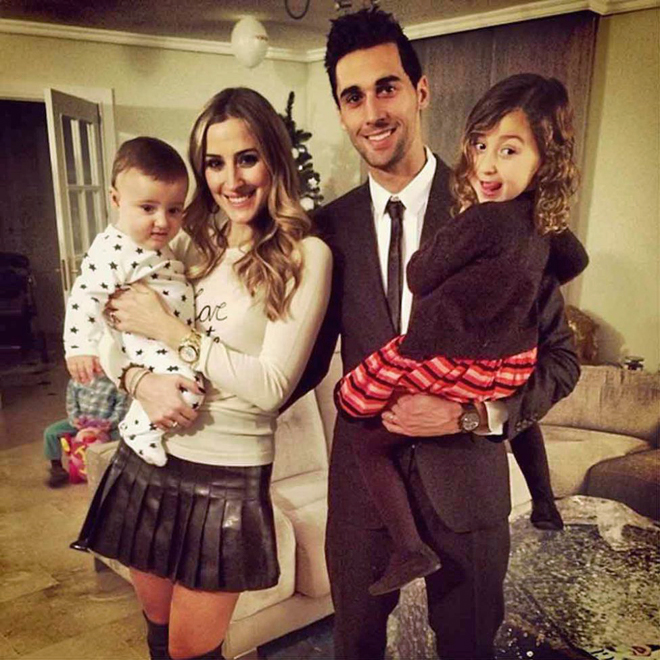 El jugador del Real Madrid posa con su mujer, Carlota Ruiz, y sus dos hijos, Alba y Ral.