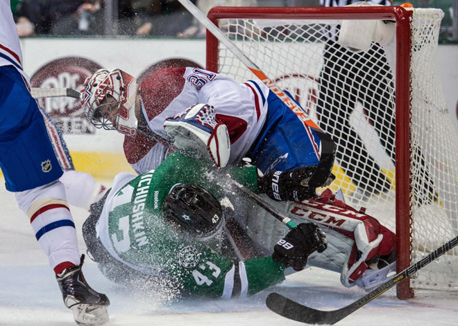 Espectacular tropiezo entre portero y atacante en el partido de la NHL entre Montreal Canadians y Dallas Stars.