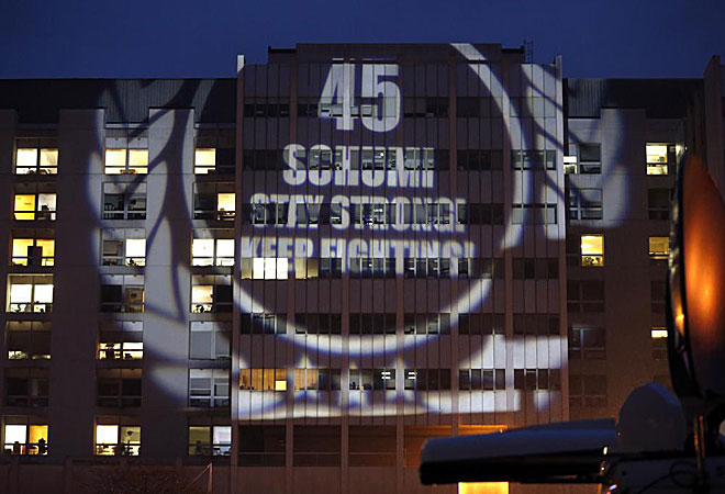 Poyeccin sobre la fachada del hospital de los tifosi con el lema '45, Schumi, mantente fuerte, sigue luchando' por su 45 cumpleaos