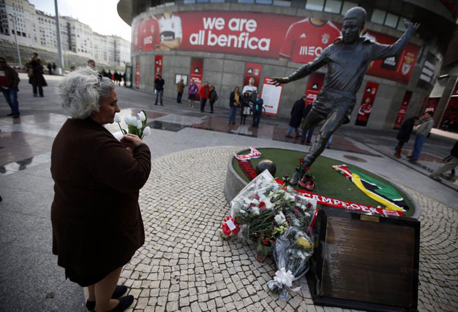 Miles de aficionados se acercaron al Estadio Da Luz del Benfica al enterarse de la noticia del fallecimiento de Eusebio. All le rindieron homenajes espontneos. Luego, se traslad hasta all su capilla ardiente para que le diesen el ltimo adis.