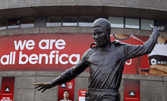 Miles de aficionados se acercaron al Estadio Da Luz del Benfica al enterarse de la noticia del fallecimiento de Eusebio. All le rindieron homenajes espontneos. Luego, se traslad hasta all su capilla ardiente para que le diesen el ltimo adis.