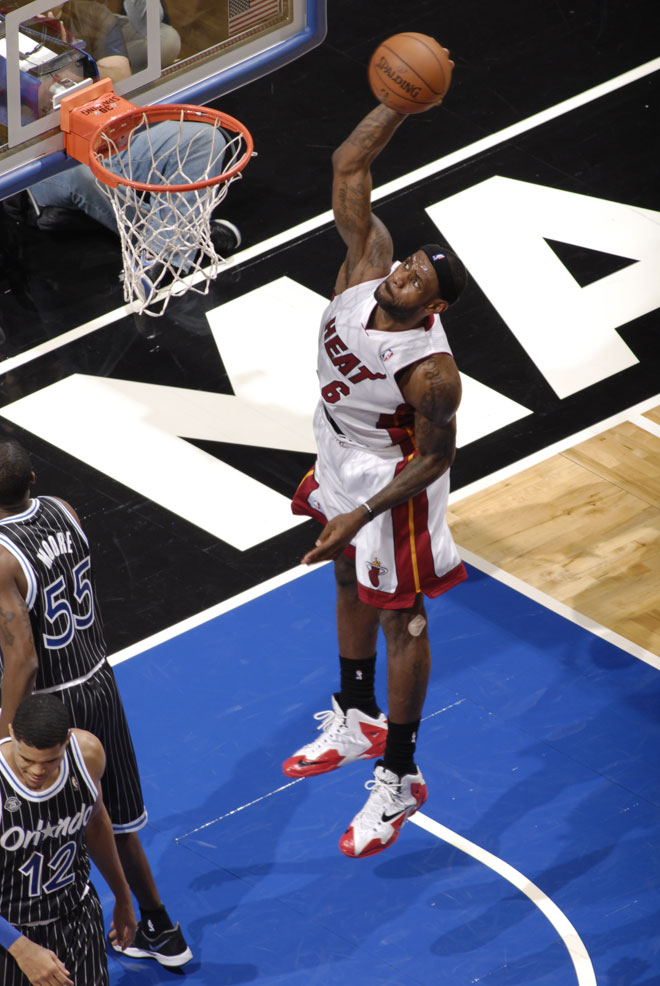LeBron James volando en el triunfo de los Heat en el derbi de Florida contra los Magic.