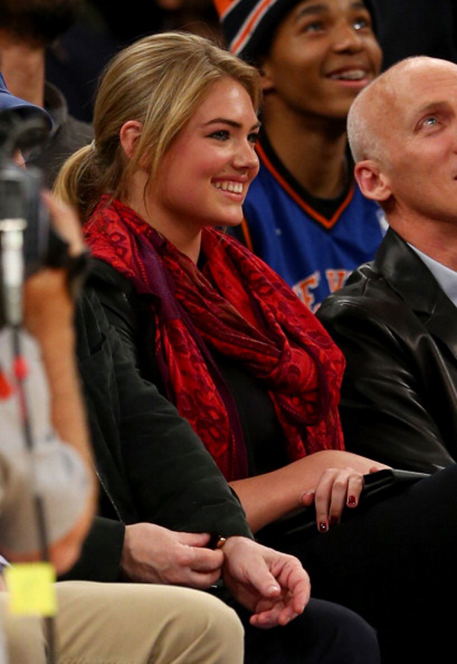 La clebre modelo Kate Upton, la 'novia de la NBA', deslumbr a pie de pista en el Madison durante el partido entre Knicks y Heat.