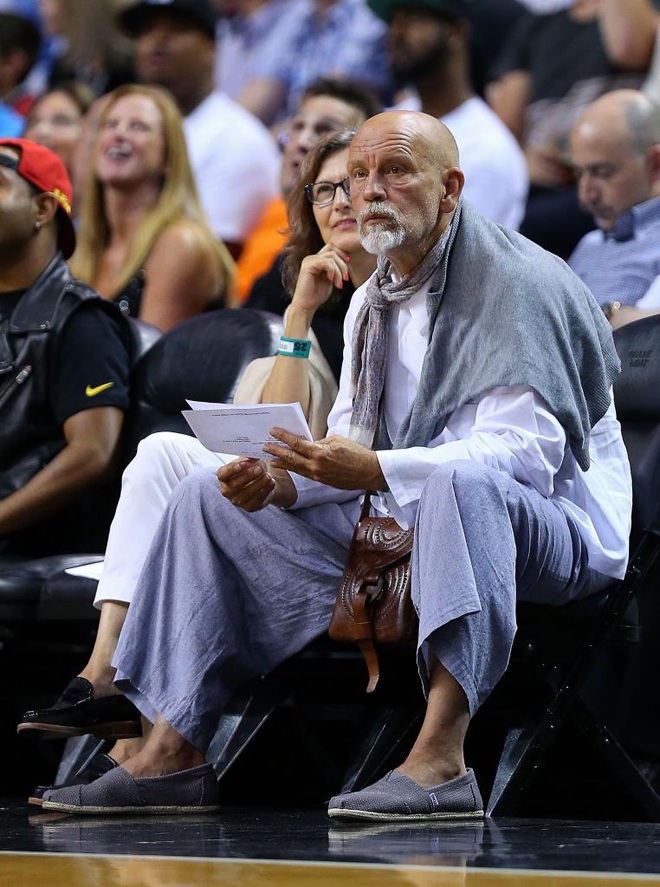 El actor John Makovich, con un curioso estilismo, disfrut a pie de pista en Miami del aprtido entre Heat y Spurs.