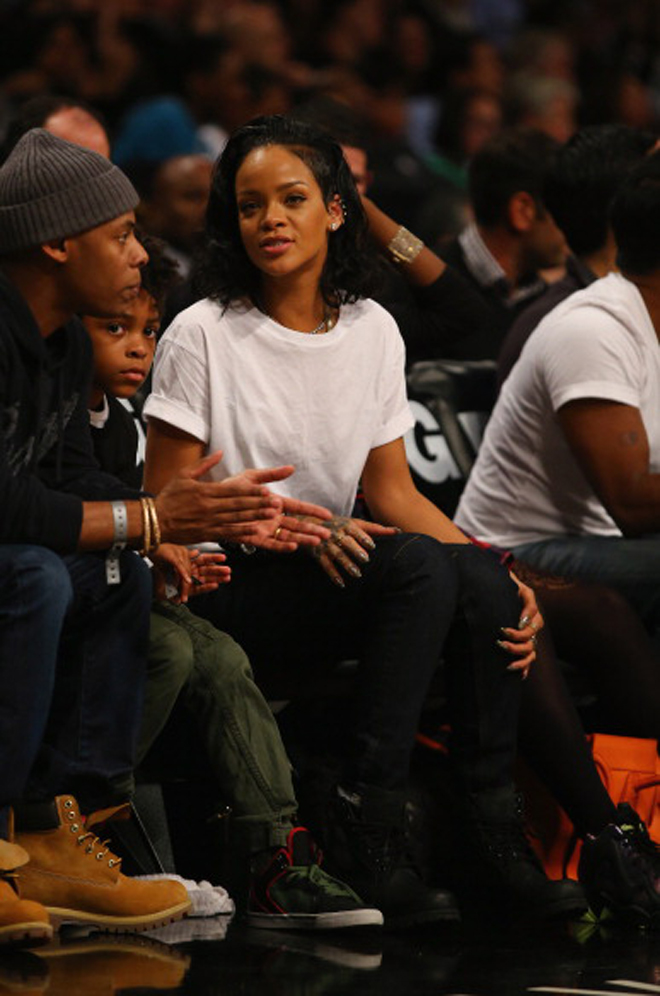 El partido entre los Heat y los Nets pasar a la historia como el primero en el que la NBA permiti a los jugadores lucir sus apodos en sus camisetas. Y todo ante la presencia de Rihanna, que puso el glamour y la sensualidad en la grada.