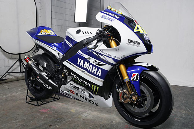 Jorge Lorenzo y Valentino Rossi asistieron este viernes en Yakarta a la presentacin de la YZR-M1, la nueva montura del equipo Yamaha Factory Racing para el Mundial de MotoGP de 2014.