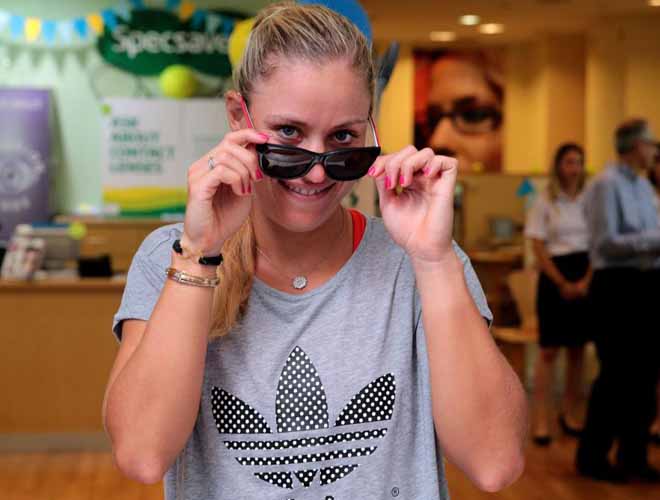 La tenista alemana, Angelique Kerber celebra su cumpleaos de 'shopping' en el Spec Savers Collins Place de Melbourne.