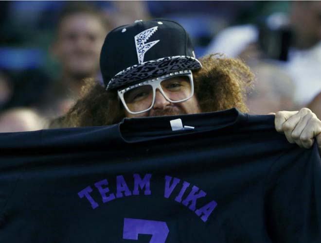 Stefan Gordy, integrante del grupo LMFAO sostiene una camiseta en apoyo a su novia Victoria Azarenka.