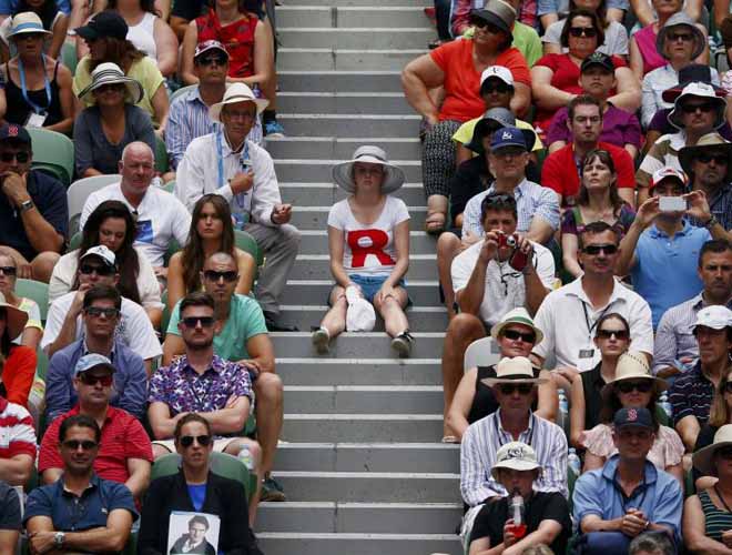 Una espectadora se sita en las escaleras para ver el partido de Roger Federer en el Open de Australia.