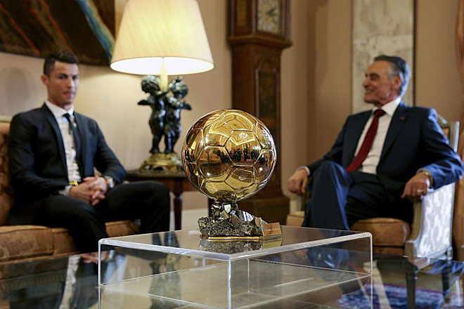 Cristiano Ronaldo ofreci a las autoridades portuguesas su segundo Baln de Oro, conseguido hace justo una semana.