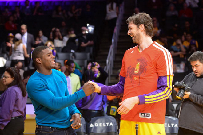 El jugador de baseball intercambia bromas con el BA antes del encuentro de los Lakers.
