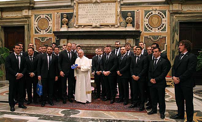 El pasado mes de noviembre, el Papa Francisco recibi en la Ciudad del Vaticano a la seleccin italiana de rugby de cara al amistoso que iba a disputar ante Argentina, el 'Cariparma test match'. Y es que, pensando ahora en el VI Naciones, toda ayuda es poca.
