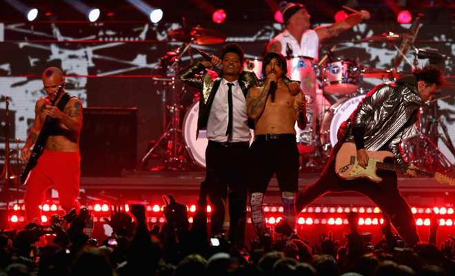 La banda liderada por Anthony Kiedis acompa a Bruno Mars en el escenario.