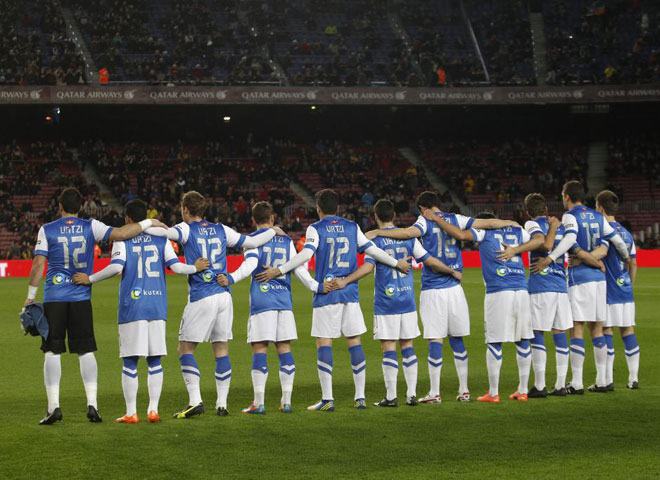 Los jugadores de la Real Sociedad saltaron con unas camisetas con el nmero '12' en recuerdo al joven futbolista fallecido en Tolosa, Urtzi Gurrutxaga.
