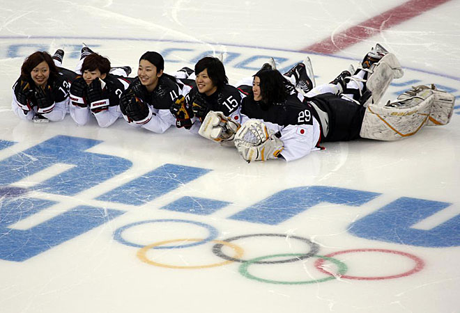 El equipo de hockey femenino de Japn posa para las cmaras en el Shayba Arena.
