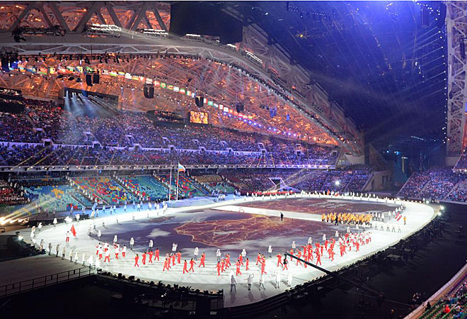 Las delegaciones de los diferentes pases salen al Estadio Fish, en el que tiene lugar la ceremonia de apertura de los JJ.OO de Invierno de Sochi.