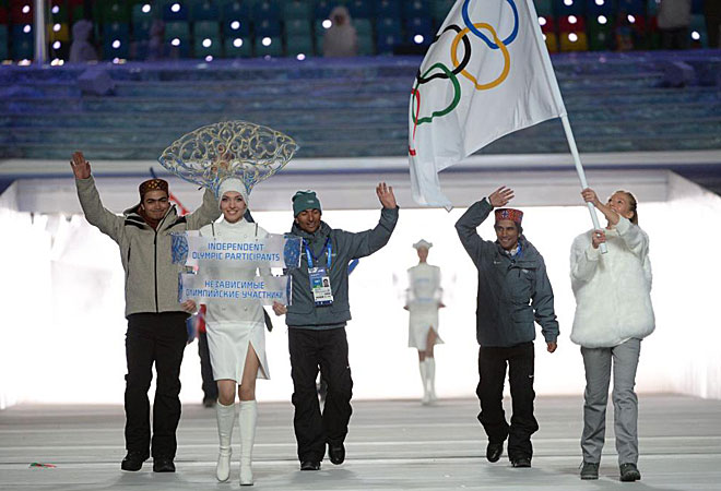 Atletas independientes, aqullos que acuden a los Juegos sin representar a ningn pas, en el desfile inaugural de Sochi 2014.