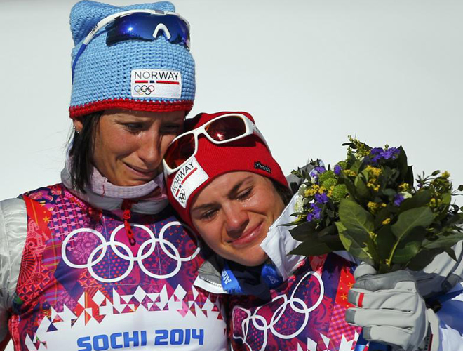 La noruega Marit Bjoergen, tras conseguir la medalla de oro en Skiathlon, llora junto a su compatriota Heidi Weng.