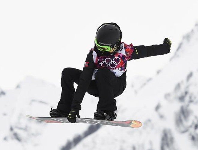 La noruega Silje Norendal, en un salto en las pruebas de snowboard.