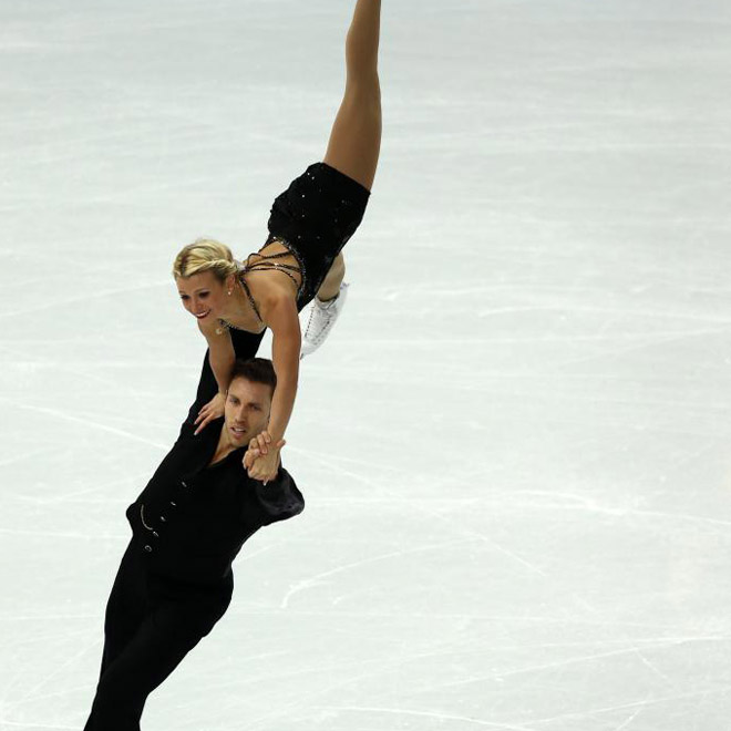 La pareja canadiense, Kirsten Moore-Towers y Dylan Moscovitch patinando sobre hielo.