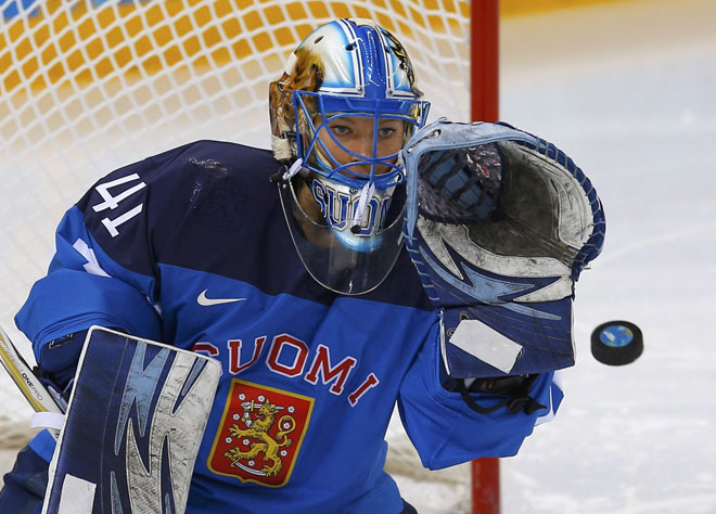 La portera finesa Noora Raty realiza una parada a disparo de uan rival suiza en una de los partidos disputado en la fase previa de la competicin de hockey hielo.