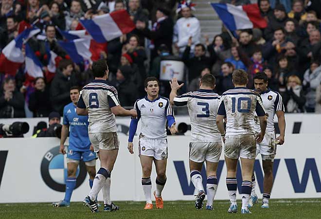 Los jugadores de Francia celebran la victoria frente a Italia ante la alegra de los aficionados que llenaron el Stade de France.