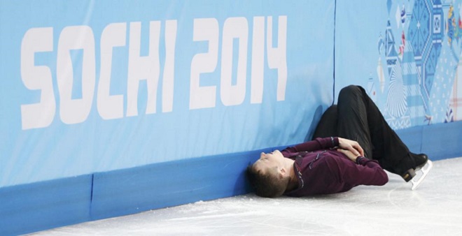 El estadounidense Jeremy Abbott tumbado en el suelo tras una cada durante el programa corto de patinaje artstico.