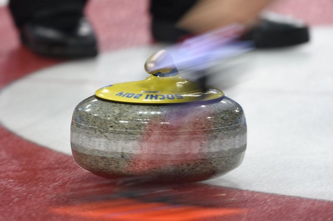 Instantnea del deslizamiento de una <strong><a href=https://www.marca.com/2014/02/11/mas_deportes/jjoo_invierno/1392126502.html>piedra de curling.</a></strong>
