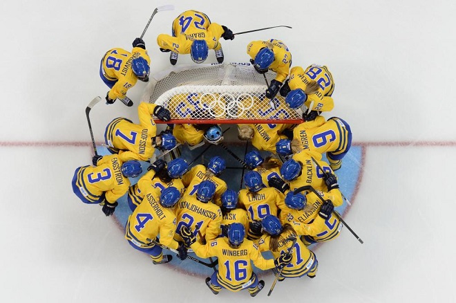 Conjura del equipo sueco de hockey sobre hielo antes de un partido de la ronda preliminar.