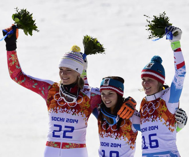 La austraca Anna Fenninger, oro en esqu alpino, posa junto a la alemana Hoefl-Riesch, ganadora de la medalla de plata y la austraca Nicole Hosp con el bronce.