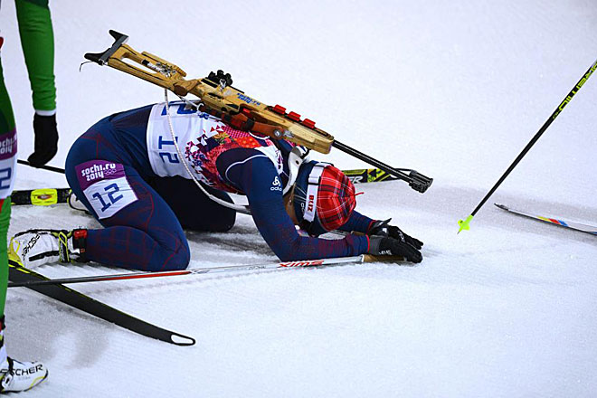 La noruega Tiril Eckhoff se arrodill en la nieve tras finalizar, logrando el bronce, su concurso en el Biatln de 12,5 km.