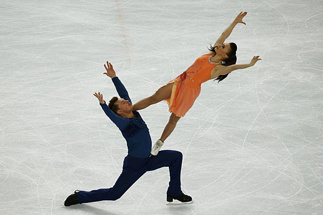 Julia Zlobina y Alexei Sitnikov, patinadores de Azerbaiyn, desafiaron las leyes de la Fsica con, entre otros, esta preciosa figura.