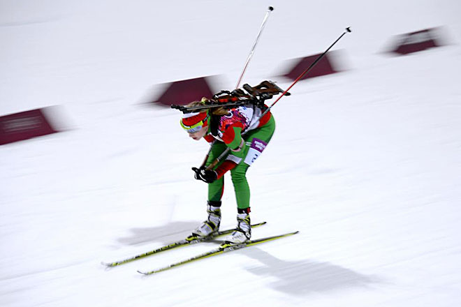 Casi imposible de captar en su descenso, la veloz esquiadora bielorrusa consigui su tercera victoria en el Biatln 10 km.