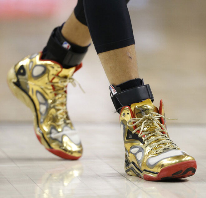 Stephen Curry (Warriors) no dud en lucir sus famosas zapatillas doradas en la noche de los Oscar de Hollywood.