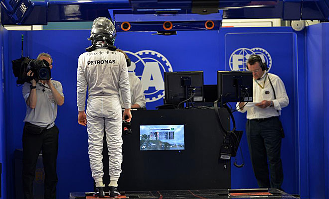 Rosberg pasa por el control de pesaje tras acabar la calificacin.