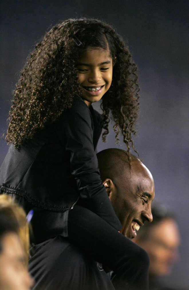 Kobe Bryant no quiso perderse, acompaado por su hija Gianna Maria-Onore Bryant, el partido de ftbol entre Estados Unidos y China.