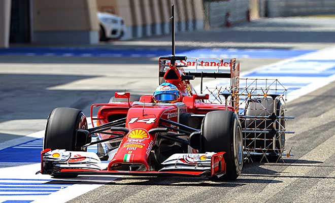 Fernando, con unos sensores colocados en el lateral y en la parte posterior de su F14-T saliendo a pista para realizar las pruebas en Sakhir