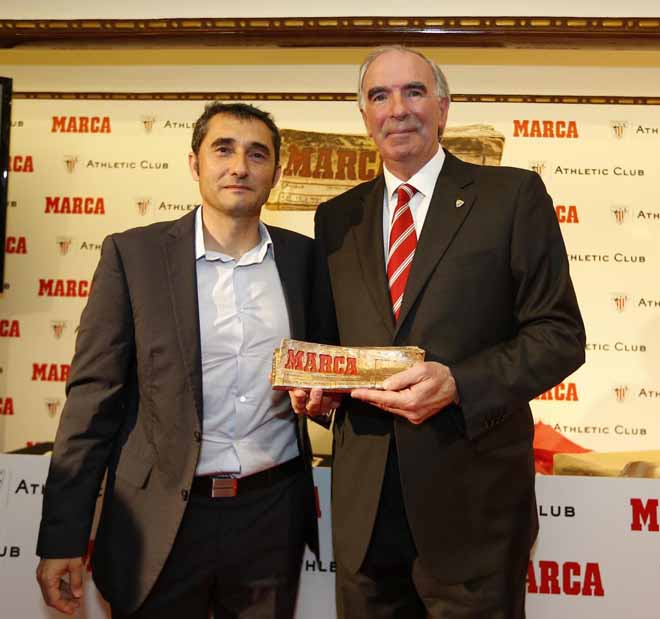 Iribar posa con el MARCA Leyenda junto a Ernesto Valverde, tcnico del Athletic.