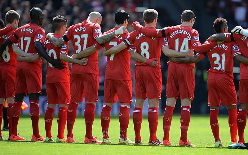 As vivieron el respetuoso minuto de silencio los jugadores del Liverpool.