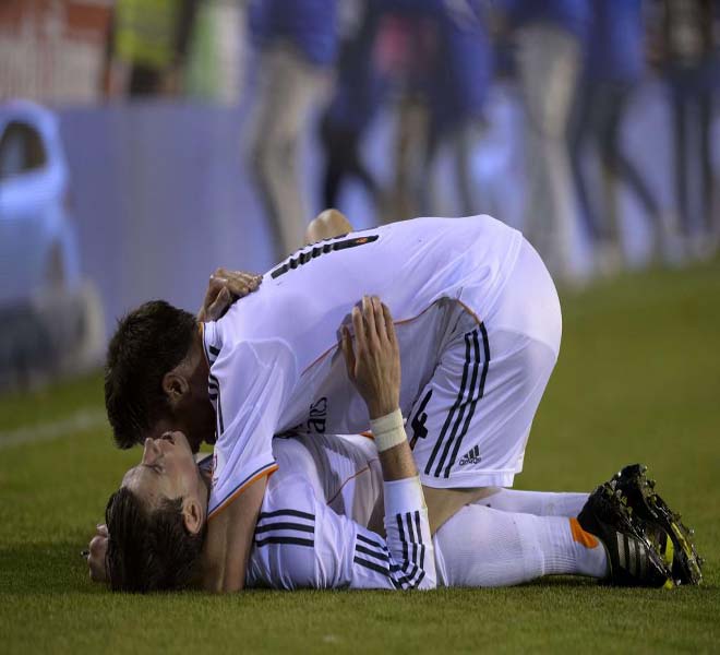Bale, autor del gol definitivo, y Xabi Alonso se abrazan tras el pitido final.