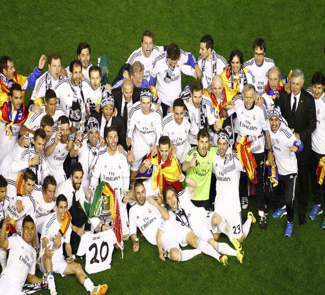 Celebracin de los futbolistas blancos sobre el terreno de juego de Mestalla.
