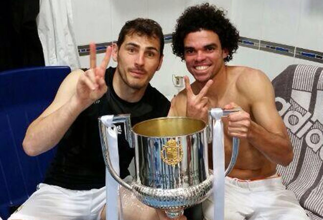 Pepe comparti alegra con Casillas en el vestuario.