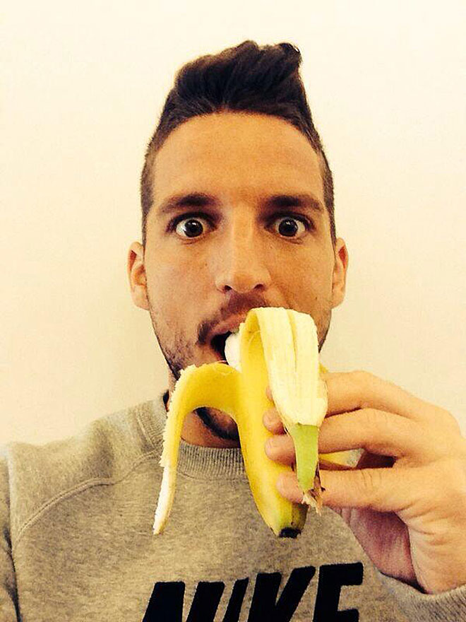 El extremo belga del Npoles Dries Mertens tambin public una foto comiendo pltano en apoyo a Alves.