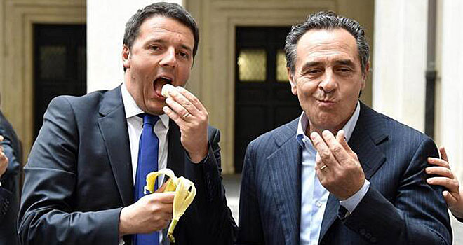 El primer ministro italiano, Matteo Renzi, y el seleccionador Cesare Prandelli comen pltano en apoyo a Alves.