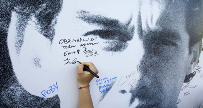 Miles de firmas se estamparon sobre el mural dedicado al piloto brasileo.