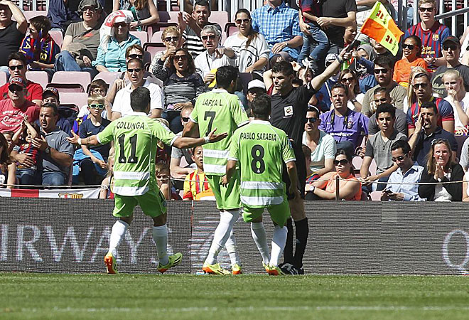 Los jugadores del Getafe protestaron al linier tras el gol de Lafita. El rbitro corrigi la decisin de su asistente, anul la mano y dio validez al tanto.
