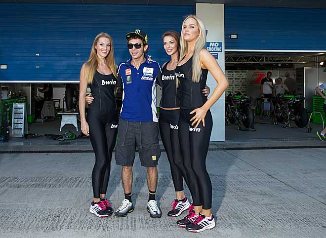 Il Dotore, Valentino Rossi, provoca envidia entre los dems mecnicos del paddock mientras posa con las chicas de Bwin
