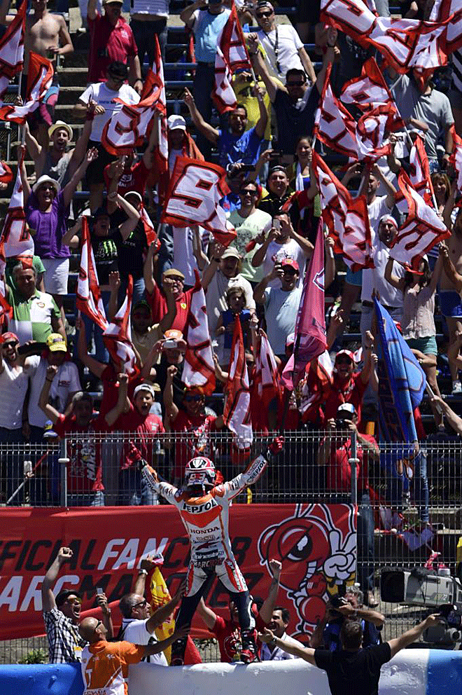 Mrquez celebr a lo grande la victoria con los aficionados que estaban en el circuito de Jerez.