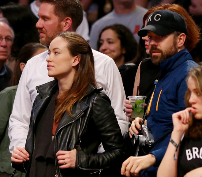 La acriz Olivia Wilde, famosa en Espaa por su papel en 'House', acudi a Brooklyn junto a su enamorado Jason Sudeikis para disfrutar del tercer partido de la serie entre Nets y Heat.