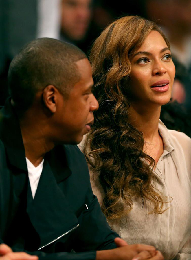 El rapero y productor Jay Z y la cantante y actriz Beyonce disfrutaron juntos, a pie de pista del el Barclays Center de Brooklyn, del tercer partido de la serie entre Nets y Heat.